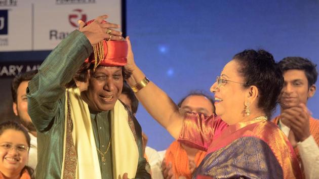 Pandit Atulkumar Upadhye being felicitated by Begum Parveen Sultana on his 60th birthday on day two of  ‘Swara Malhar’.  (Ravindra Joshi/HT PHOTO) 