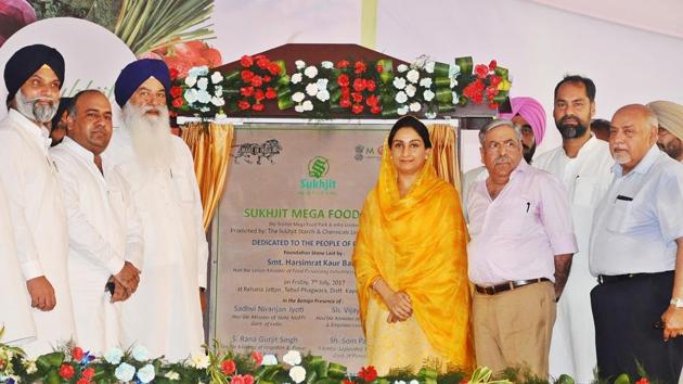 Union minister Harsimrat Kaur Badal at Rehana Jattan village near Phagwara.(HT Photo)