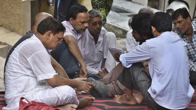 GS Gautam, father of Riya Gautam, who was stabbed to death in east Delhi's Shahdara.(Raj K Raj/HT PHOTO) GS Gautam, father of Riya Gautam, who was stabbed to death in east Delhi's Shahdara.(Raj K Raj/HT PHOTO)