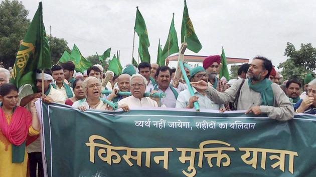 Swaraj India leader Yogendra Yadav, NAPM’s Medha Patkar and others take party in Kisan Mukti Yatra in Mandsaur. (PTI Photo) Swaraj India leader Yogendra Yadav, NAPM’s Medha Patkar and others take party in Kisan Mukti Yatra in Mandsaur. (PTI Photo)