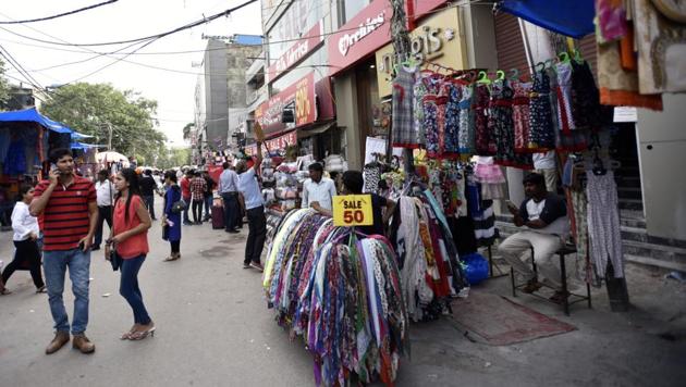 A street vendor at Lajpat Nagar Central Market in New Delhi.(Ravi Choudhary/HT PHOTO) A street vendor at Lajpat Nagar Central Market in New Delhi.(Ravi Choudhary/HT PHOTO)