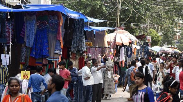 The Delhi high court has asked police and civic authorities to evict all street vendors from Central Market in Lajpat Nagar, citing concerns over security in the popular bazaar that was targeted by terrorists nearly two decades ago(Ravi Choudhary/HT PHOTO)