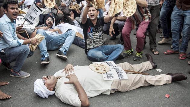 Hundreds of traders (Pagdi tenants), holding placards and chapati (bread), shout slogans during a protest against the Delhi Rent Control Act at Town Hall, Chandni Chowk in New Delhi. (PTI) Hundreds of traders (Pagdi tenants), holding placards and chapati (bread), shout slogans during a protest against the Delhi Rent Control Act at Town Hall, Chandni Chowk in New Delhi. (PTI)