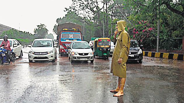 Gurgaon residents to arrange raincoats and boots for traffic