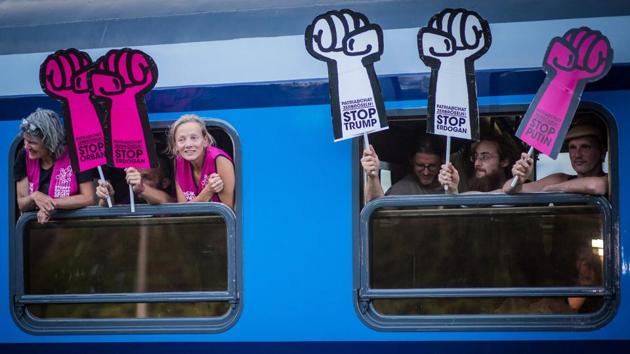A special G20 train pulls in to the train station in Kornwestheim, southern Germany to pick up more passengers enroute to Hamburg for the G20 Summit on July 5, 2017. (Christoph Schmidt / AFP)