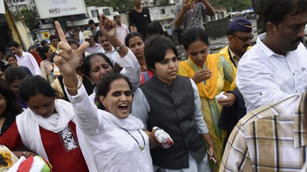 Trupti Desai (in black waist coat) protests outside the Haji Ali Dargah in Mumbai on August 28, 2016. (Arijit Sen/HT File Photo) Trupti Desai (in black waist coat) protests outside the Haji Ali Dargah in Mumbai on August 28, 2016. (Arijit Sen/HT File Photo)