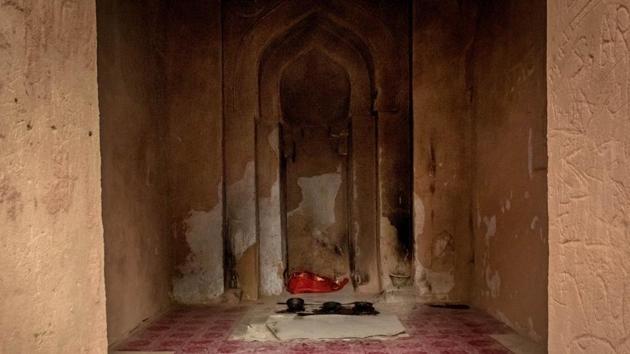 Once the building fell out of use by the rulers, a portion is believed to have been occupied by a hermitic saint who one day mysteriously disappeared from the room pictured above. Believers now offer diyas at this unique Tughlaq era-shrine in Delhi without a grave. (Abhirup Biswas / HT Photo)