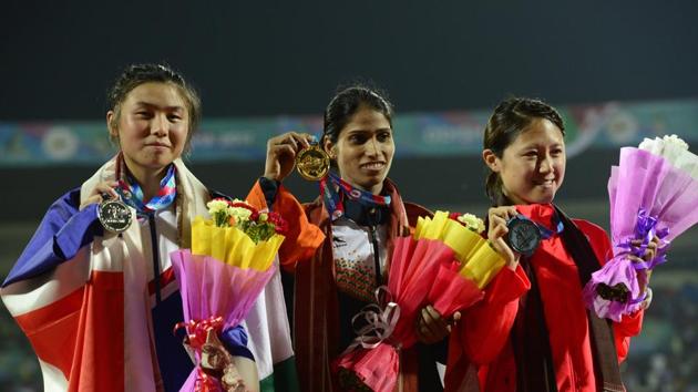 Sudha Singh won the gold medal in the 3000m steeplechase and secured qualification to the world championships in London.(Hindustan Times Photo)