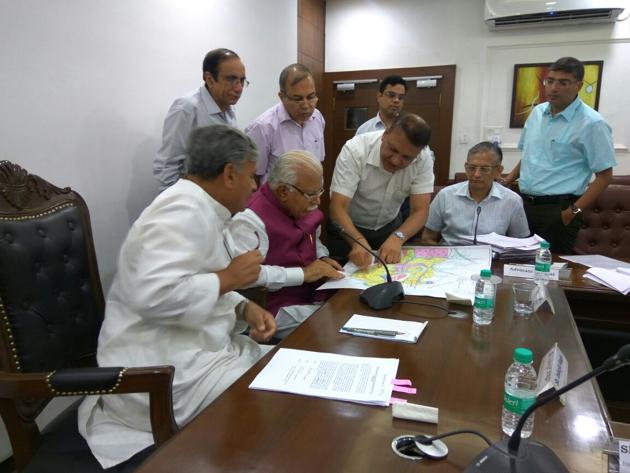 (From left) Gurgaon MP and Union minister Rao Inderjit Singh in a meeting with CM Khattar in Chandigarh on Saturday. (HT PHOTO) (From left) Gurgaon MP and Union minister Rao Inderjit Singh in a meeting with CM Khattar in Chandigarh on Saturday. (HT PHOTO)