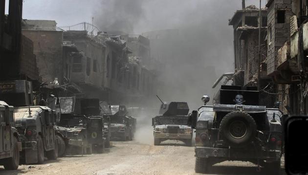 Smoke billows as Iraqi Counter-Terrorism Service (CTS) members advance in the old city of Mosul on July 7, 2017, during the Iraqi government forces' offensive to retake the city from Islamic State (IS) group fighters. (AFP Photo) Smoke billows as Iraqi Counter-Terrorism Service (CTS) members advance in the old city of Mosul on July 7, 2017, during the Iraqi government forces' offensive to retake the city from Islamic State (IS) group fighters. (AFP Photo)