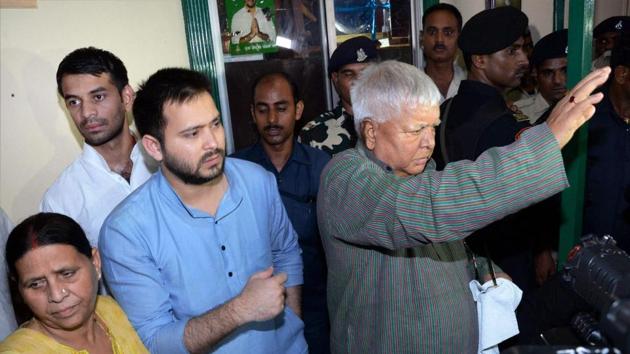 RJD chief Lalu Prasad with his wife Rabri Devi, sons Tejashwi Yadav and Tej Pratap Yadav at a press conference at his residence in Patna on Friday.(PTI)