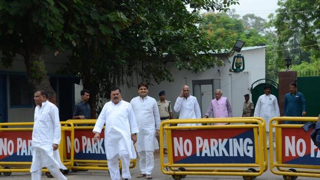 RJD chief Lalu Prasad’s 10, Circular road, residence in western Patna remained a hub of activity on Saturday.(AP Dube/HT photo)