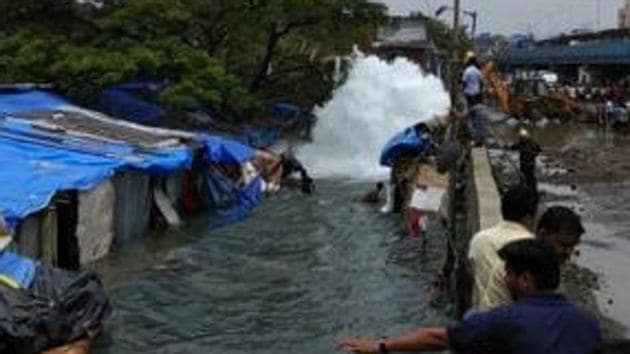 Two children of a family drowned after a pipeline burst at a slum in Bandra (East) on Friday.(HT)