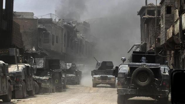 Smoke billows as Iraqi Counter-Terrorism Service members advance in the old city of Mosul on Friday during the Iraqi government forces’ offensive to retake the city from Islamic State group fighters. (AFP) Smoke billows as Iraqi Counter-Terrorism Service members advance in the old city of Mosul on Friday during the Iraqi government forces’ offensive to retake the city from Islamic State group fighters. (AFP)