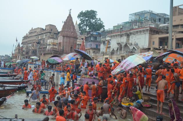 Iconic Dashashwamedh Ghat was flooded with a large number of saffron-robed kanwarias . (HT Photo) Iconic Dashashwamedh Ghat was flooded with a large number of saffron-robed kanwarias . (HT Photo)