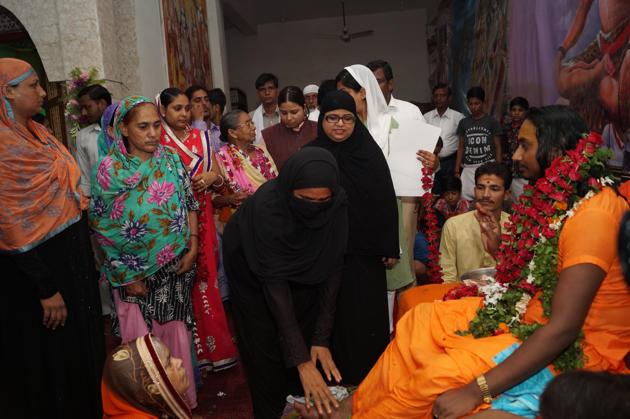 Muslim women sought blessings of Baba Balakdas, chief priest of Patalpuri Mutt. (HT Photo) Muslim women sought blessings of Baba Balakdas, chief priest of Patalpuri Mutt. (HT Photo)