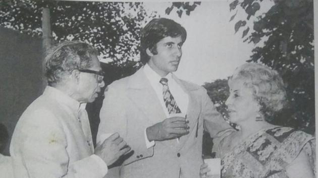 Amitabh Bachchan shared an old picture where he is seen along with his parents.(Twitter)