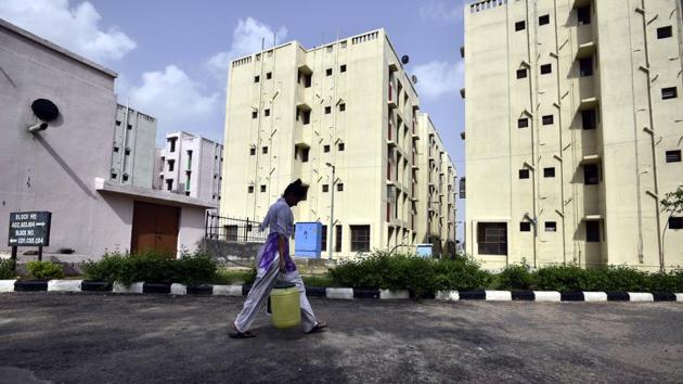 Women carry potable water from tankers to their flats as pipelines haven’t reached the flats in Rohini sector 35.(Arun Sharma/HT PHOTO)