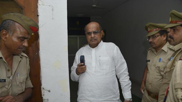 Rajya Sabha MP KC Tyagi and others were detained by Ghaziabad police while they proceeded to Mandola village, where the farmers have started an agitation demanding land compensation hike.(Sakib Ali/ HT Photo)