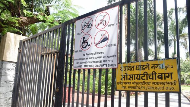 The board outside Yashwant Ghadge Nagar Society garden in Pune says it all. (PHOTO HT) The board outside Yashwant Ghadge Nagar Society garden in Pune says it all. (PHOTO HT)