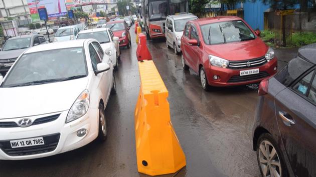 Hinjawadi Industries Association (HIA), MIDC and Traffic Police, Pune have taken many initiatives, including installing barricades, to improve traffic congestion in Hinjewadi.(PHOTO HT) Hinjawadi Industries Association (HIA), MIDC and Traffic Police, Pune have taken many initiatives, including installing barricades, to improve traffic congestion in Hinjewadi.(PHOTO HT)
