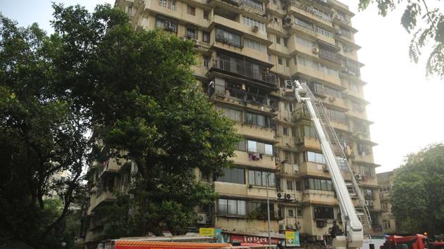 The disaster management department received a call at 4:30 pm, saying Himalaya building on RJ Thadani Marg near Flora Hotel had caught fire. (HT) The disaster management department received a call at 4:30 pm, saying Himalaya building on RJ Thadani Marg near Flora Hotel had caught fire. (HT)