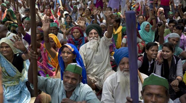 Farmers shout slogans during a protest against Prime Minister Narendra Modi and Madhya Pradesh government in New Delhi, India, June 15, 2017. (AP) Farmers shout slogans during a protest against Prime Minister Narendra Modi and Madhya Pradesh government in New Delhi, India, June 15, 2017. (AP)