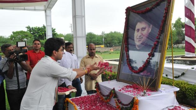 Senior Congress leader Jyotiraditya Scindia pays tribute to his father late Madhav Rao Scindia at MITS in Gwalior. (Mujeeb Faruqui/HT Photo) Senior Congress leader Jyotiraditya Scindia pays tribute to his father late Madhav Rao Scindia at MITS in Gwalior. (Mujeeb Faruqui/HT Photo)