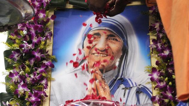 Before canonization of Mother Teresa, crowd offers flowers outside Mother House at AJC Boose road in Kolkata, in this file photo from September 4, 2016.(Samir Jana/ Hindustan Times)