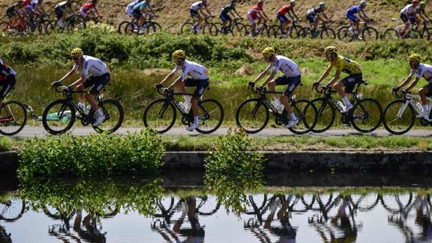 (From L) Great Britain's Luke Rowe, Poland's Michal Kwiatkowski, Great Britain's Christopher Froome, Great Britain's Geraint Thomas wearing the overall leader's yellow jersey and Colombia's Sergio Henao are reflected on a lake as they ride during the 160,5 km fifth stage of the 104th edition of the Tour de France cycling race. (AFP)