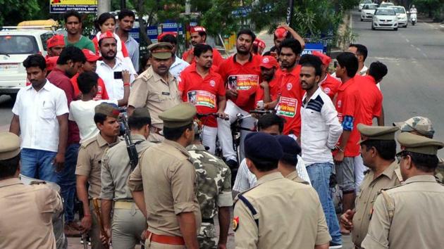 A face-off between police and cyclists took place near the Lucknow Metro office in Gomti Nagar.(HT Photo)