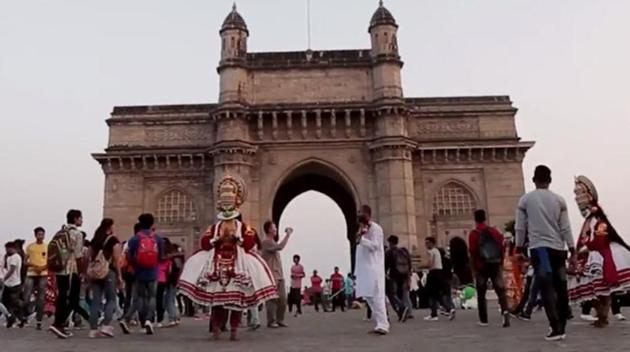 Officers said Shaikh targeted mostly elderly tourists and couples who came to see Marine Drive promenade or Gateway of India. (HT File Photo) Officers said Shaikh targeted mostly elderly tourists and couples who came to see Marine Drive promenade or Gateway of India. (HT File Photo)