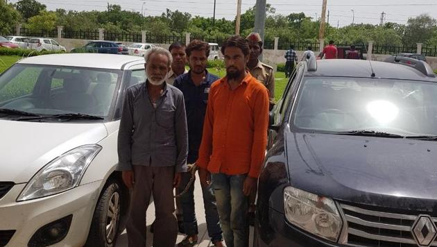 Nisar Pathan, Yusuf Mohammad and Sohail Akram, along the stolen cars recovered from their possession. Nisar Pathan, Yusuf Mohammad and Sohail Akram, along the stolen cars recovered from their possession.