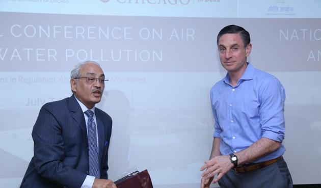 Justice Swatantra Kumar, chairperson of the National Green Tribunal, left, with Michael Greenstone at the National Conference on Air and Water Pollution.(Courtesy: EPIC India)