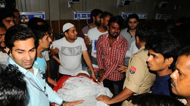 Relatives with the body of Shadab who died in a Meerut hospital after being shot along with Naganr Nigam councillor Arif Mohammad in a saloon Sunday evening. (HT PHOTO) Relatives with the body of Shadab who died in a Meerut hospital after being shot along with Naganr Nigam councillor Arif Mohammad in a saloon Sunday evening. (HT PHOTO)