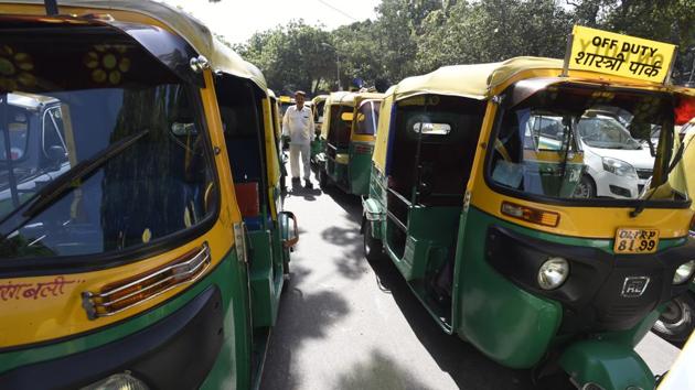 A Manipuri woman fell out of an auto in South Delhi’s Lajpat Nagar on Sunday night while resisting robbers who were snatching her bag. She broke her teeth and suffered injuries on her face and limbs.(Sonu Mehta/HT File Photo for representation only) A Manipuri woman fell out of an auto in South Delhi’s Lajpat Nagar on Sunday night while resisting robbers who were snatching her bag. She broke her teeth and suffered injuries on her face and limbs.(Sonu Mehta/HT File Photo for representation only)