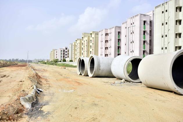 In Rohini, there are no connecting roads, streetlights and piped water supply even after three years of allotment.(Arun Sharma/HT PHOTO)