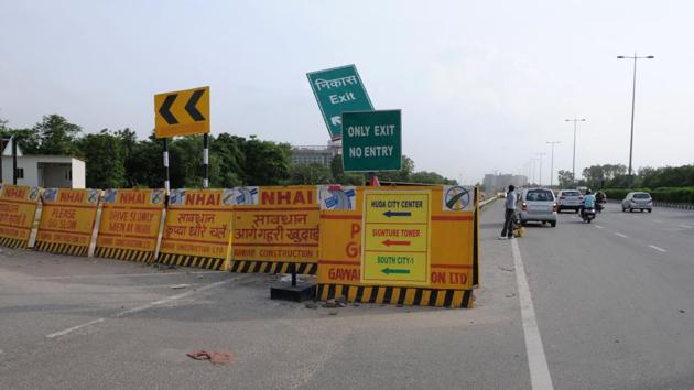 With a number of infrastructure projects under construction in Gurgaon, route diversions have become the norm. (Parveen Kumar/HT Photo)