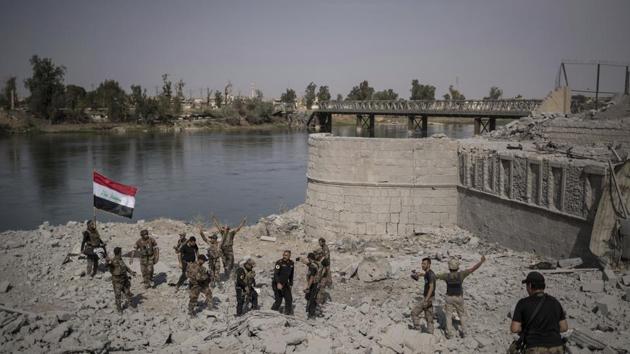 Iraqi Special Forces soldiers celebrate after reaching the bank of the Tigris river as their fight against Islamic State militants continues in parts of the Old City of Mosul, Iraq, Sunday, July 9, 2017.(AP Photo)