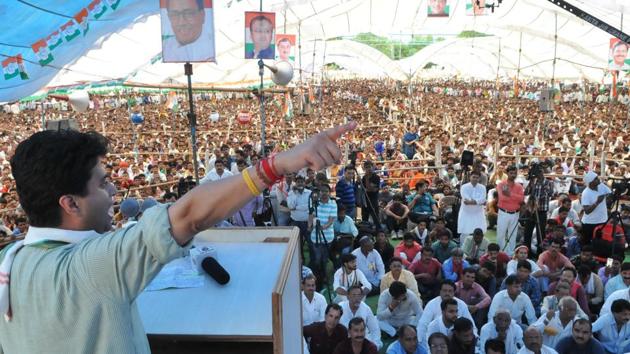 Senior Congress leader and Guna MP, Jyotiraditya Scindia, addresses Kisan convention at Lahaar near Gwalior, Madhya Pradesh, on Monday. (Mujeeb Faruqui/HT Photo) Senior Congress leader and Guna MP, Jyotiraditya Scindia, addresses Kisan convention at Lahaar near Gwalior, Madhya Pradesh, on Monday. (Mujeeb Faruqui/HT Photo)