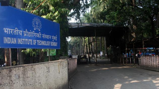 IIT Bombay authorities are holding a meeting today to review a fee hike which had led to large-scale student protests.(Hindustan Times/Rajendra Gawankar)