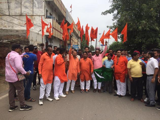 Shiv Sena activists said that they will “not allow” any bus carrying Pakistani nationals on their roads. (HT Photo) Shiv Sena activists said that they will “not allow” any bus carrying Pakistani nationals on their roads. (HT Photo)