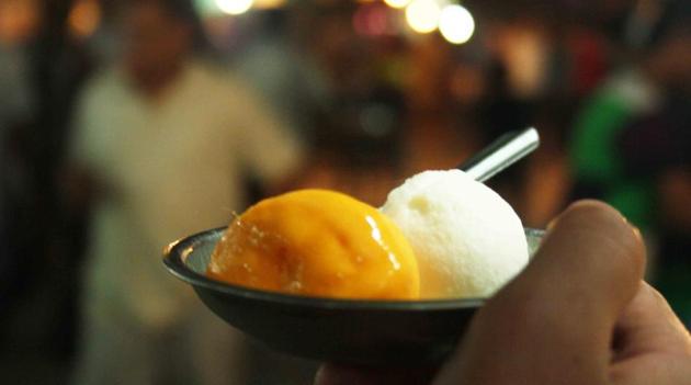 The unnamed stall at the entrance of Gharib Nawaz Guest House, in the Walled City’s Matia Mahal bazaar, sells homemade mango ice cream in summer and in winter. (Mayank Austen Soofi / HT PHOTO) The unnamed stall at the entrance of Gharib Nawaz Guest House, in the Walled City’s Matia Mahal bazaar, sells homemade mango ice cream in summer and in winter. (Mayank Austen Soofi / HT PHOTO)