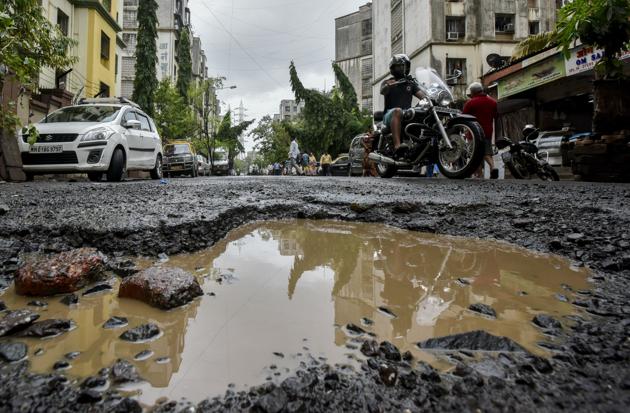 A pothole in Kerala has led to deaths of two people within a week.(Kunal Patil/HT Photo/Representational) A pothole in Kerala has led to deaths of two people within a week.(Kunal Patil/HT Photo/Representational)