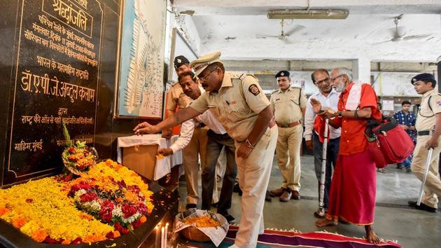 Police officers pay homage to blast victims. (Kunal Patil/HT Photo)
