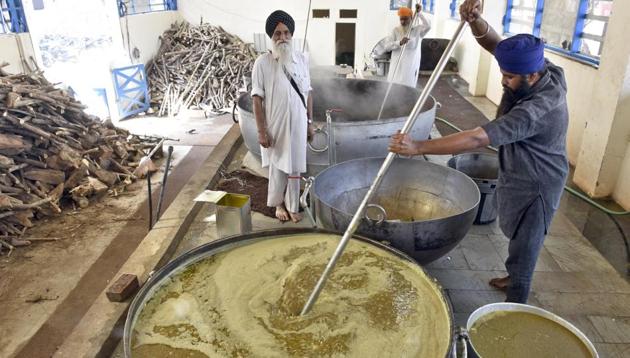 Preparations of community langar by the SGPC workers at Golden Temple in Amritsar on Friday. (HT File Photo) Preparations of community langar by the SGPC workers at Golden Temple in Amritsar on Friday. (HT File Photo)