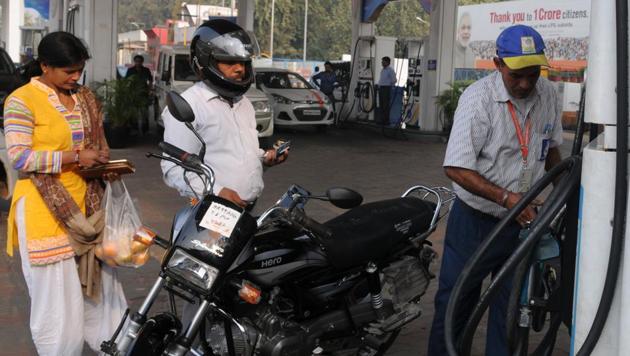 GVehicles need to run in good conditions and for this, the oil level in the engine has to be optimum and the brakes and clutch-plates also have to work smoothly.(HT FILE PHOTO) GVehicles need to run in good conditions and for this, the oil level in the engine has to be optimum and the brakes and clutch-plates also have to work smoothly.(HT FILE PHOTO)