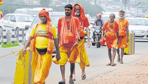 The yatra started on Monday where thousands of devotes will undertake the pilgrimage on foot from Haridwar and pass Delhi till July 21.(HT FILE)