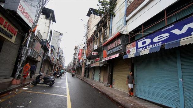 A deserted street in Jammu after various organisations gave a bandh call on Tuesday against the killings of seven Amarnath yatris in Anantnag on Monday.(PTI)