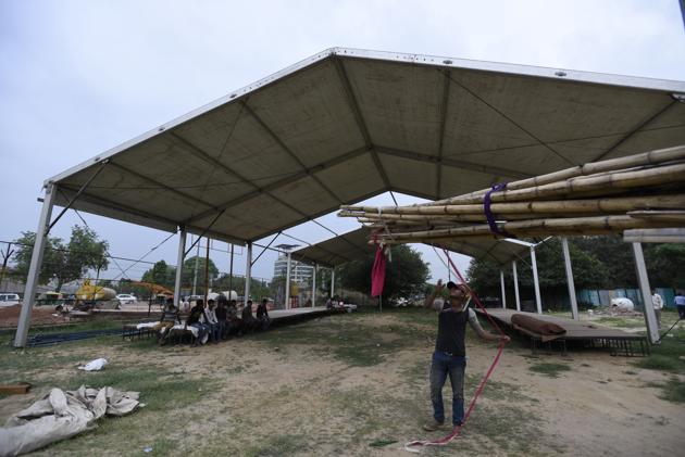 Shelters being built for the Kanwar yatris in Gurgaon. (Sanjeev Verma/HT PHOTO) Shelters being built for the Kanwar yatris in Gurgaon. (Sanjeev Verma/HT PHOTO)